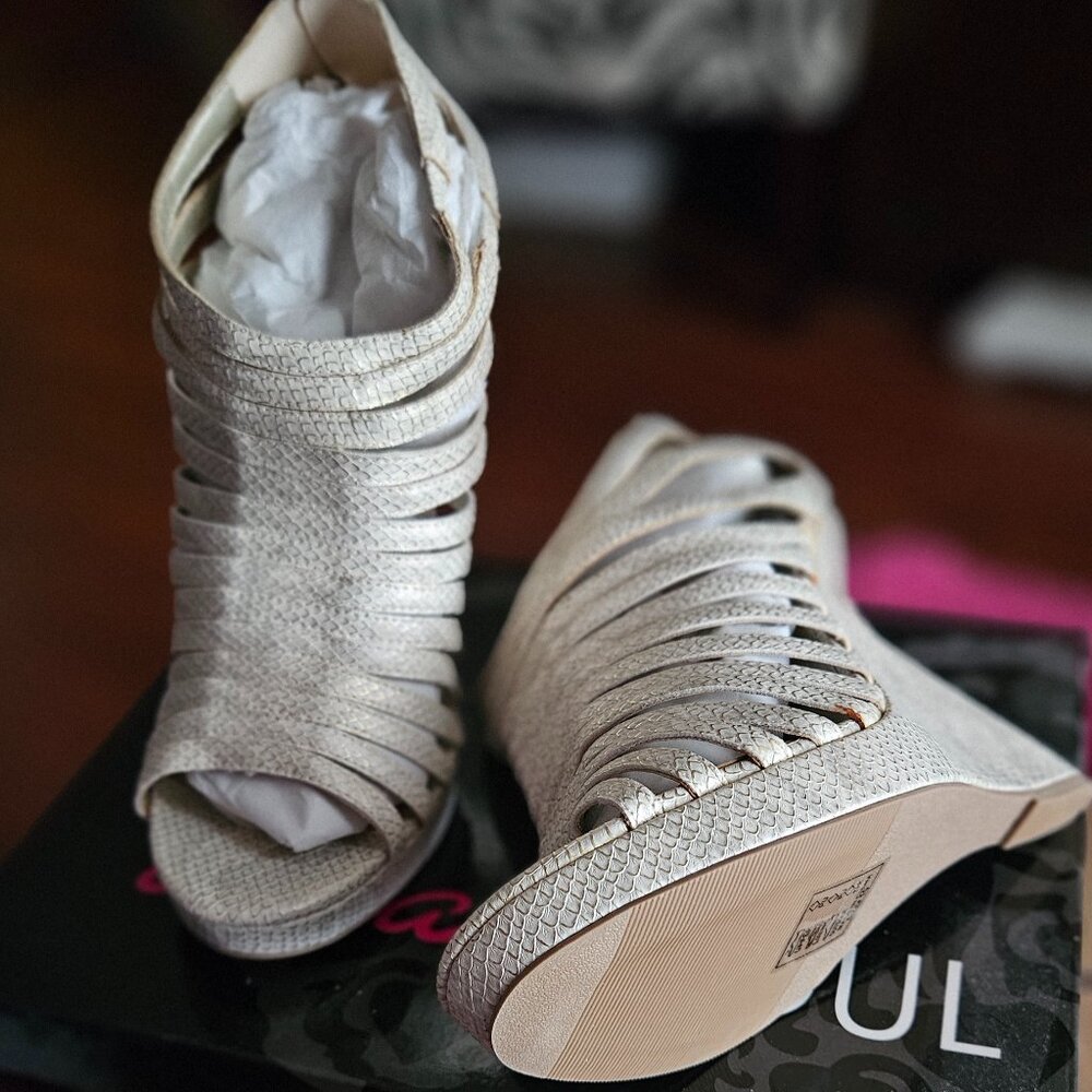 Bone colored wedges size 10